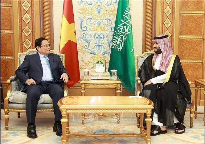 Le Premier ministre Phạm Minh Chính (gauche) et le prince héritier et Premier ministre d'Arabie Saoudite, Mohammed bin Salman Bin Abdulaziz Al Saud. Photo : VNA.