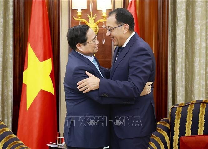 Le Premier ministre Pham Minh Chinh (gauche) rencontre son homologue égyptien Mostafa Madbouly à Riyad. Photo : VNA.