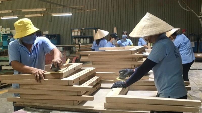 Production de meubles en bois destinés à l'exportation.