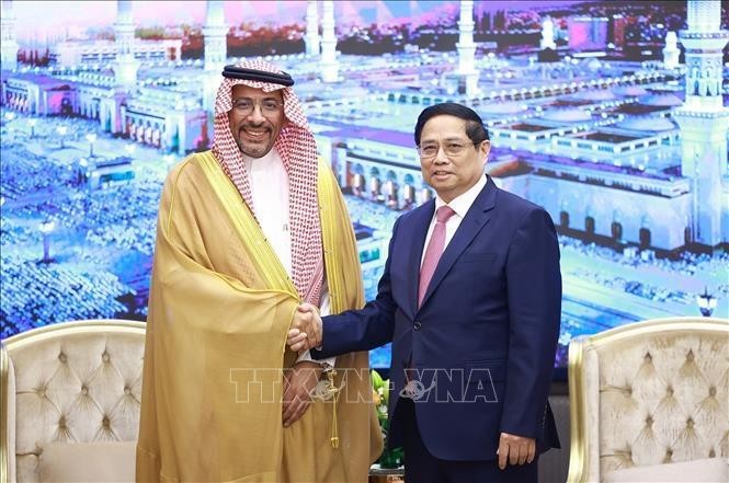 Le PM Pham Minh Chinh (droite) rencontre le ministre saoudien de l'Industrie et des Ressources minérales, Bandar Ibrahim Al-Khorayef. Photo : VNA.