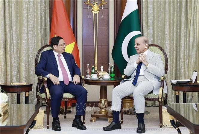 Le Premier ministre Pham Minh Chinh (gauche) rencontre son homologue pakistanais Shehbaz Sharif. Photo : VNA.