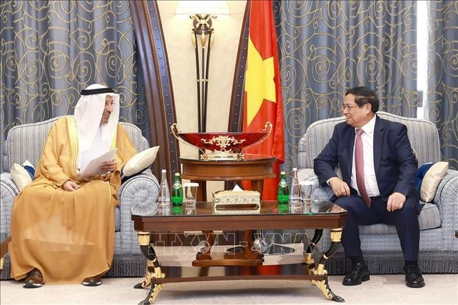 Le Premier ministre Pham Minh Chinh (à droite) et le ministre saoudien de l’Investissement Khalid bin Abdulaziz Al-Falih, à Riyad, le 30 octobre. Photo : VNA.