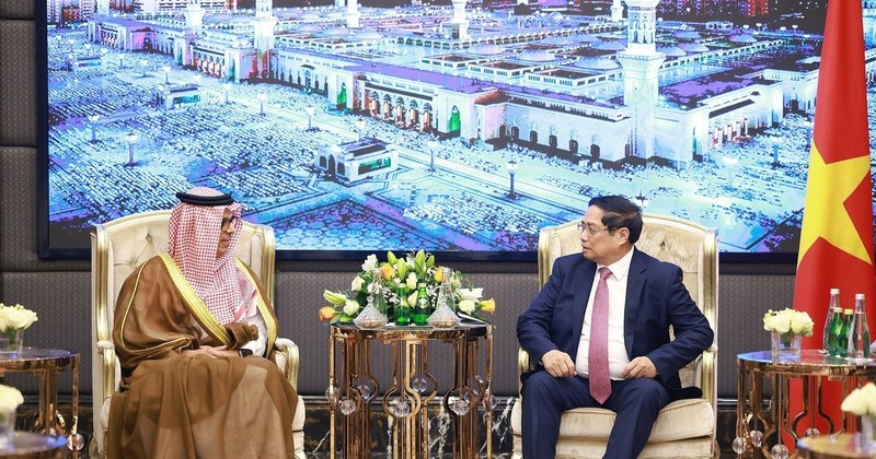 Le Premier ministre Pham Minh Chinh (droite) et Abdulla Mohammed Al Zamil, président du groupe Zamil. Photo : VNA.