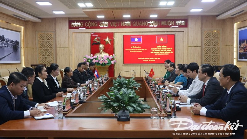 Rencontre entre les autorités de la province de Quang Ngai et une délégation du Comité provincial du Front laotien pour la construction nationale de Sékong, le 30 octobre à Quang Ngai. Photo: daidoanket.vn