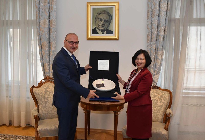 L'ambassadrice du Vietnam en Hongrie et en Croatie, Nguyen Thi Bich Thao (à droite), et le ministre croate des Affaires étrangères et européennes, Grlić Radman. Photo: ministère croate des Affaires étrangères et européennes