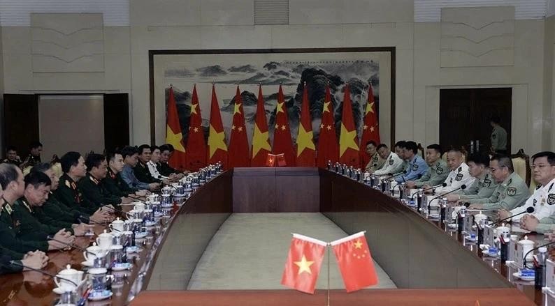 Entretien entre le général de corps d'armée Hoang Xuan Chien, vice-ministre vietnamien de la Défense, et le général de division Jia Jian Cheng, commandant adjoint et chef d'état-major de la zone de guerre du Sud de l’Armée populaire de libération de Chine, le 30 octobre à Guangzhou. Photo : Consulat général du Vietnam à Guangzhou.