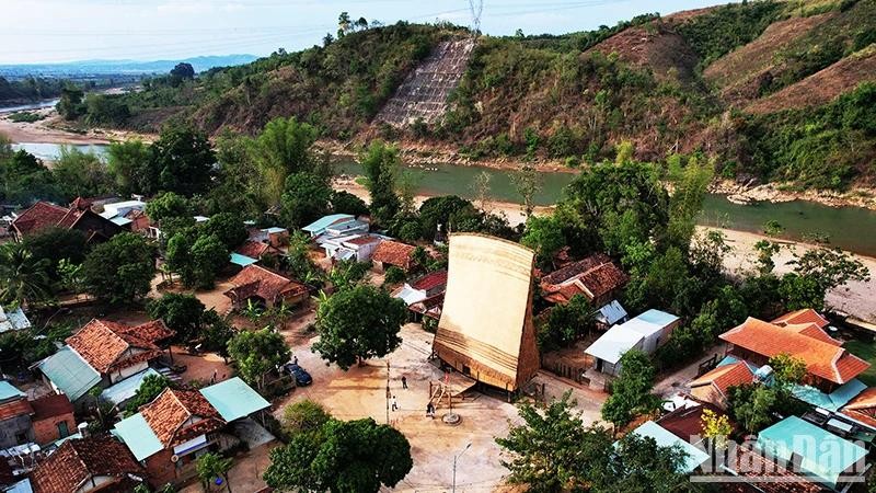 Un coin du village du tourisme communautaire de Kon K'tu, dans la province de Kon Tum. Photo: NDEL