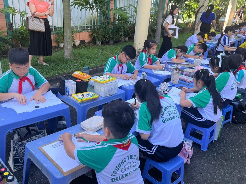 Le concours de dessin « L’amitié entre le Vietnam et le Japon » attire la participation de 200 enfants venus de différentes écoles primaires et secondaires de la province de Dong Nai (au Sud). Photo: thoidai.com.vn