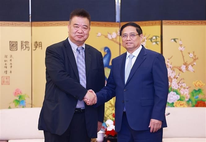 Le Premier ministre Pham Minh Chinh (droite) et un dirigeant de KIFA. Photo: VNA