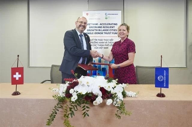 L'ambassadeur de Suisse au Vietnam, Thomas Gass (à gauche), et la directrice des opérations de la Banque mondiale pour le Vietnam, le Cambodge et le Laos, Mariam J. Sherman. Photo : Banque mondiale.