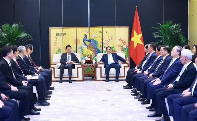 Le PM Pham Minh Chinh (droite) rencontre le président de la région autonome Zhuang du Guangxi (Chine) Lan Tianli. Photo : VNA.