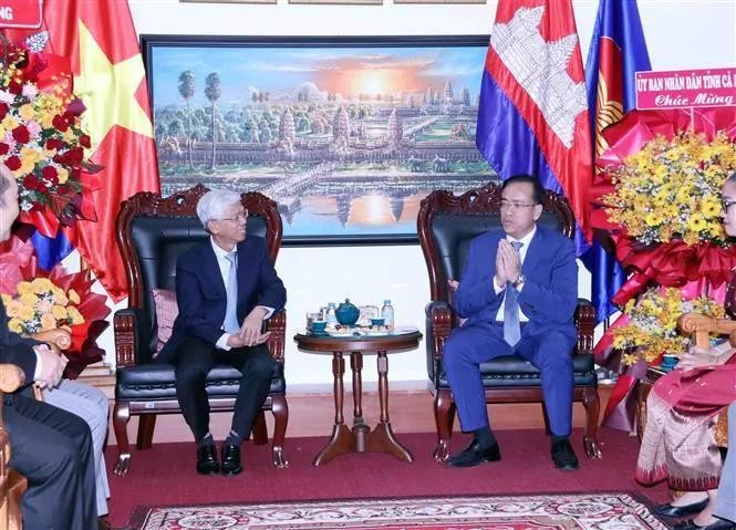 Le vice-président du Comité populaire de Ho Chi Minh-Ville, Vo Van Hoan (gauche), félicite Chan Sorykan, consulat général du Cambodge à Ho Chi Minh-Ville, à l'occasion du 71e anniversaire de la Fête nationale du Cambodge. Photo: VNA