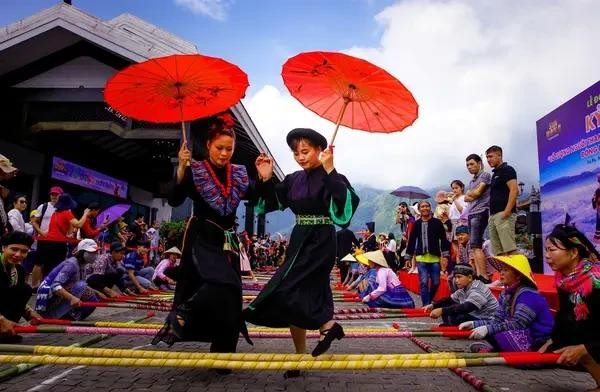 Les touristes au festival culturel de la région du Nord-Ouest. Photo : VNA.