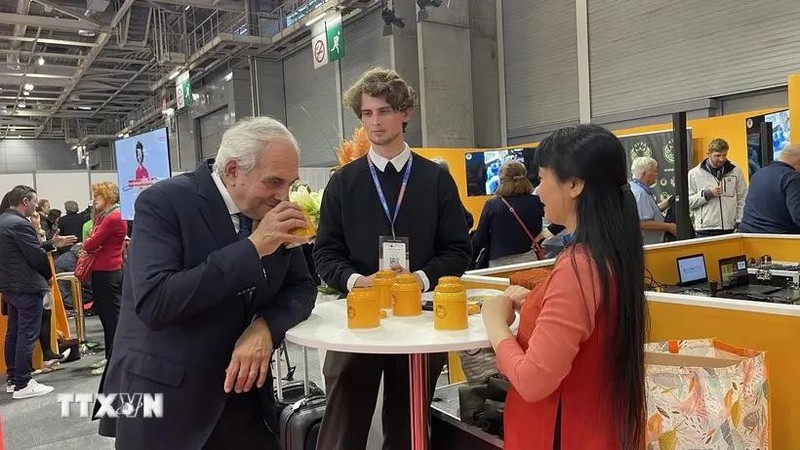 Philippe Juglar, président de l'AVPA déguste du thé vietnamien. Photo : VNA.