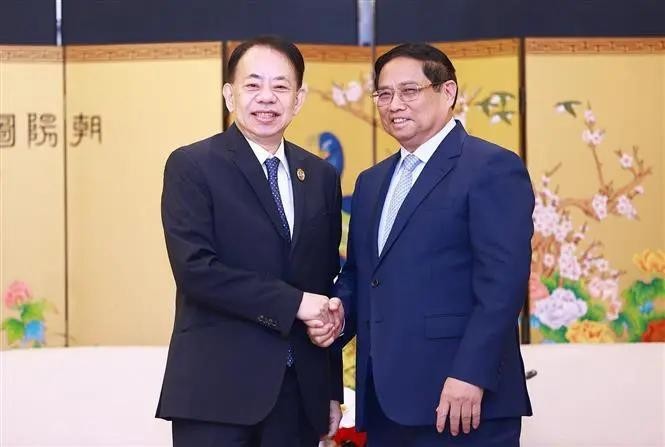 Le Premier ministre Pham Minh Chinh (à droite) serre la main du président de la Banque asiatique de développement (BAD), Masatsugu Asakawa. Photo : VNA