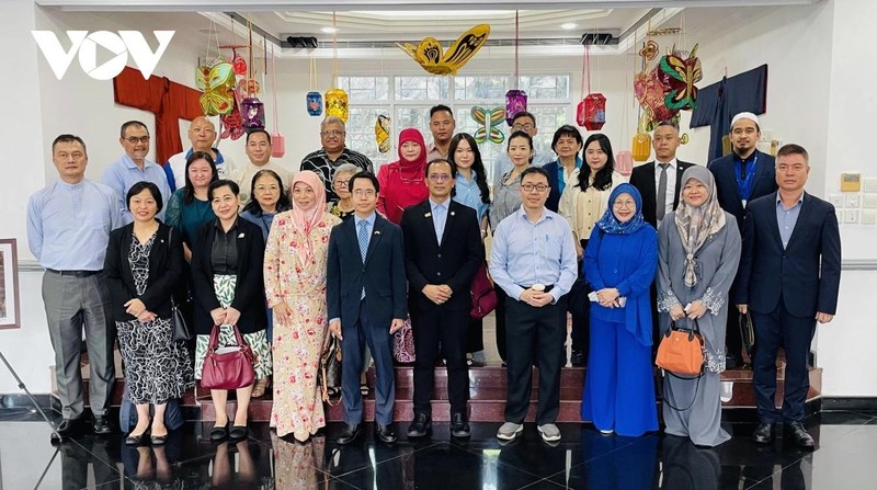 Les délégués du colloque intitulé « Promouvoir la coopération touristique Vietnam – Brunei et les sous-régions du Mékong – BIMP EAGA », le 6 novembre au Brunei. Photo: VOV.