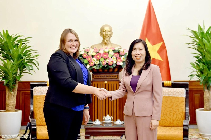 La vice-ministre vietnamienne des Affaires étrangères, Le Thi Thu Hang (à droite), et Kendra Rinas, représentante en chef de l'Organisation internationale pour les migrations (OIM) au Vietnam, le 11 novembre à Hanoï. Photo: baoquocte.vn