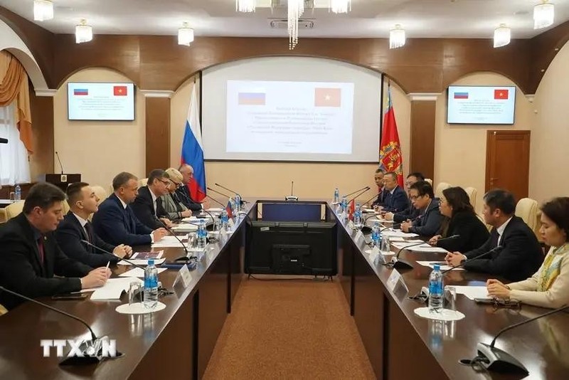 Séance de travail avec des responsables de l’oblast de Vladimir. Photo: VNA