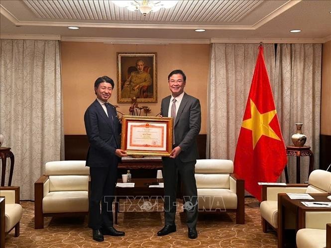 L'ambassadeur du Vietnam au Japon, Pham Quang Hieu, remet le satisfecit du Premier ministre à Yoichiro Aoyagi, membre de la Chambre des représentants japonaise. Photo : VNA.