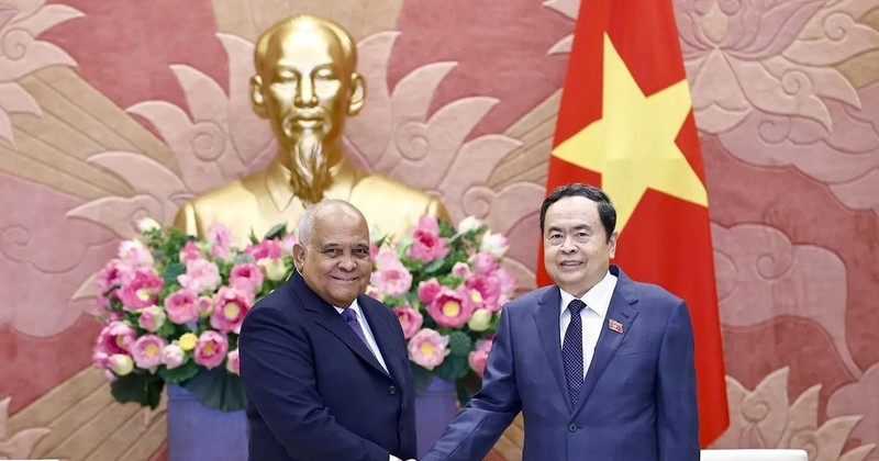 Le président de l’Assemblée nationale du Vietnam, Trân Thanh Mân (à droite) serre la main de l’ambassadeur de Cuba au Vietnam, Orlando Nicolás Hernández Guillén, à Hanoi, le 13 novembre. Photo : VNA.