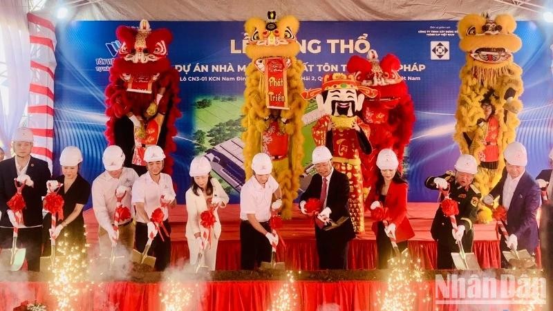 Cérémonie de mise en chantier de la deuxième usine de fabrication de tôles d'acier de la société Viet Phap, le 12 novembre à Hai Phong. Photo: NDEL.