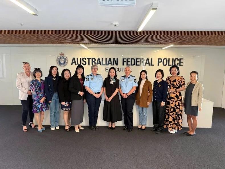 La délégation vietnamienne a l’occasion d’acquérir les expériences australiennes dans la promotion du rôle des femmes policières, notamment dans la prévention et la lutte contre la criminalité liée à la drogue. Photo : NDEL.