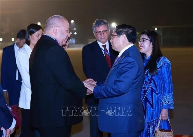 Le Premier ministre Pham Minh Chinh et son épouse (droite) avant leur départ pour le Sommet du G20 au Brésil et une visite officielle en République dominicaine. Photo : VNA.