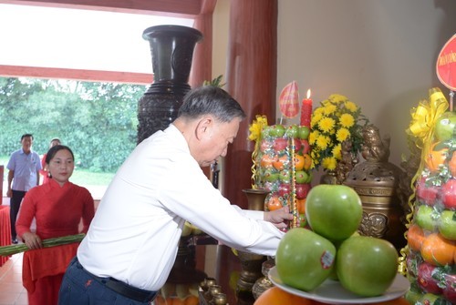 Le secrétaire général du Parti Tô Lâm offre de l'encens au Mémorial du Président Hô Chi Minh à Cà Mau. Photo : VOV.