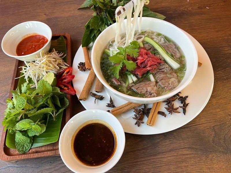 Le pho est servi dans la chaîne de restaurants Pho aux Émirats arabes unis. Photo : Vietnamnet.