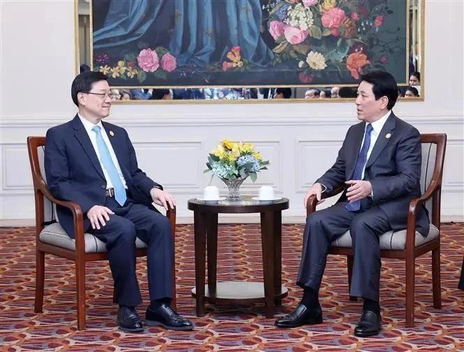 Le président Luong Cuong (droite) et le chef de l'exécutif de la Région administrative spéciale de Hong Kong (Chine), Lee Ka-chiu. Photo : VNA.