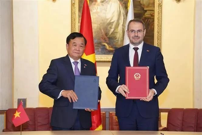 Le général de corps d'armée Hoang Xuan Chiên, vice-ministre vietnamien de la Défense (gauche), et Konstantin Mogilevsky, vice-ministre russe des Sciences et de l'Enseignement supérieur. Photo : VNA.