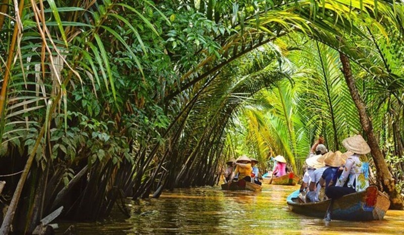 Le delta du Mékong est connu pour ses nombreux jardins fruitiers, ses immenses rizières et ses paysages maritime et insulaire.