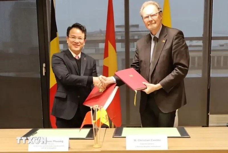 Trần Quốc Phương, vice-ministre vietnamien du Plan et de l’Investissement et Christian Carette, Inspecteur général de Wallonie-Bruxelles International (WBI). Photo : VNA.