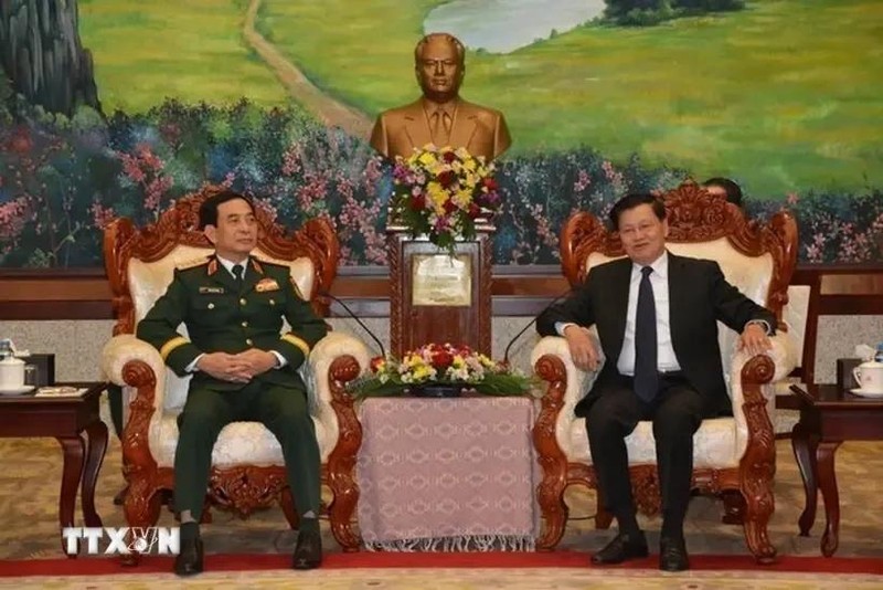 Le ministre de la Défense, le général Phan Van Giang (gauche), et le secrétaire général et président du Laos Thongloun Sisoulith, le 19 novembre à Vientiane. Photo : VNA