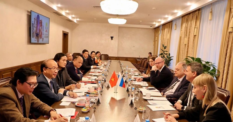 Séance de travail entre la délégation de la VASS et des responsables de l'Académie présidentielle russe de l'économie nationale et de l'administration publique (RANEPA). Photo : VNA.