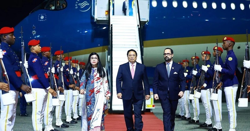 Le Premier ministre Pham Minh Chinh (au milieu) et son épouse arrivent à l'aéroport Las Americas, dans la capitale Saint-Domingue de la République dominicaine. Photo : VNA.