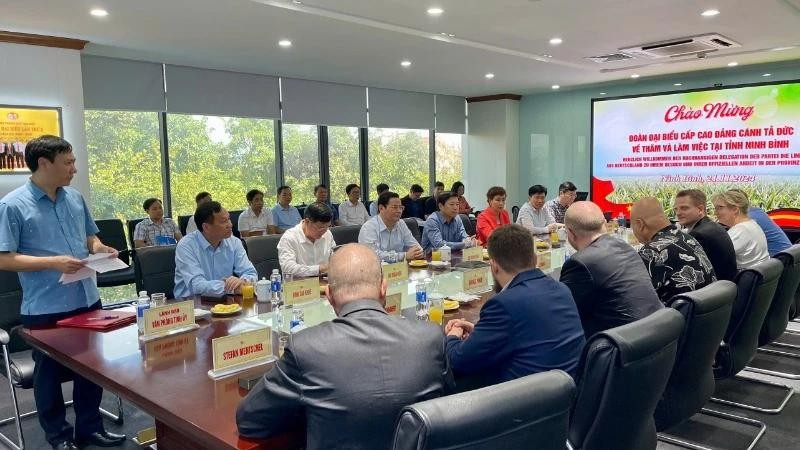 Lors de la séance de travail entre les autorités de la province vietnamienne de Ninh Binh et la délégation de haut rang du Parti de gauche allemand, le 21 novembre à Ninh Binh. Photo : NDEL