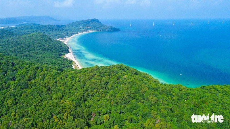 La longue chaîne de montagnes verdoyantes de Phú Quốc se mêle à l'immensité de la mer, formant un tableau d'une beauté époustouflante. Photo: TTO