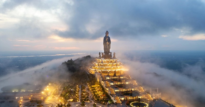 La statue de Bouddha Tây Bô Da Son sur le mont Ba Den. Photo: Daniel Kordan/Daily Mail