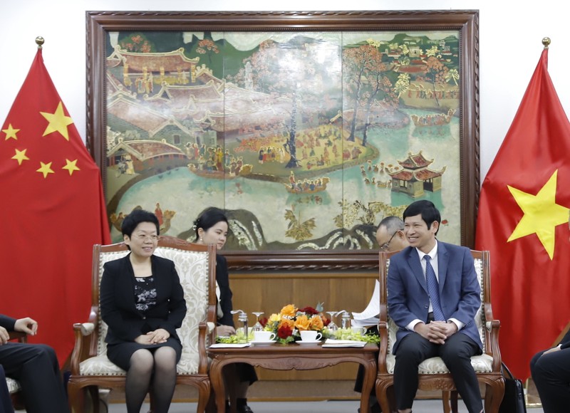 Le vice-ministre vietnamien de la Culture, des Sports et du Tourisme, Ho An Phong (à droite), et Chen Yi Jun, chef du Département de l'éducation de la région autonome Zhuang du Guangxi (Chine), le 26 novembre à Hanoï. Photo: toquoc.vn.