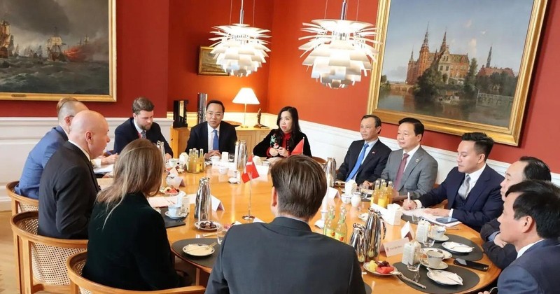 Lors de la rencontre entre le vice-Premier ministre Trân Hông Hà et le président du Parlement danois Soren Gade, à Copenhague, le 26 novembre. Photo : VNA