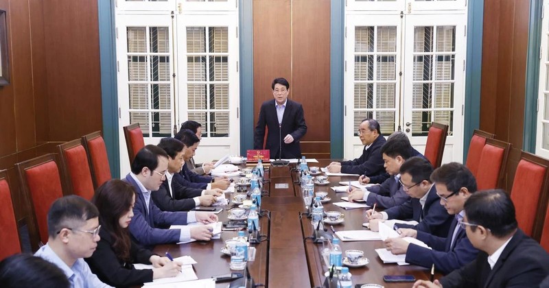 Le président Luong Cuong travaille avec la Commission centrale des affaires intérieures, également permanence du Comité central de pilotage de la réforme judiciaire. Photo: VNA