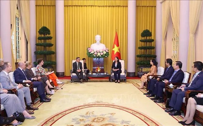 La vice-présidente Vo Thi Anh Xuan reçoit le ministre-président du Land de Hesse Boris Rhein. Photo : VNA.