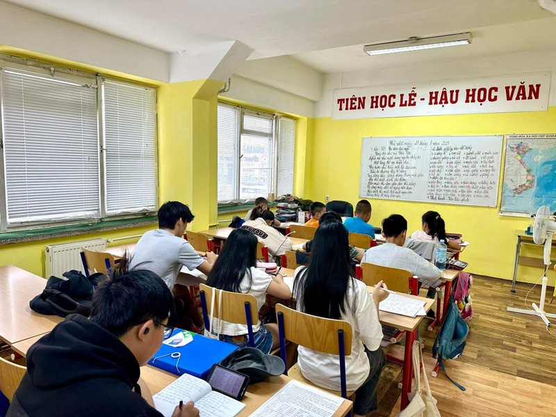 Un cours de vietnamien au Centre de la langue vietnamienne de Prague (en République tchèque). Photo: thoidai.vn.