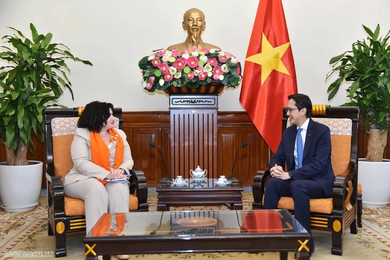 Le vice-ministre vietnamien des Affaires étrangères Do Hung Viet (à droite) et Christine Arab, directrice régionale de l’Agence des Nations Unies pour l’égalité des sexes et l’autonomisation des femmes (ONU Femmes) de l’Asie-Pacifique, le 27 novembre à Hanoï. Photo : baoquocte.vn