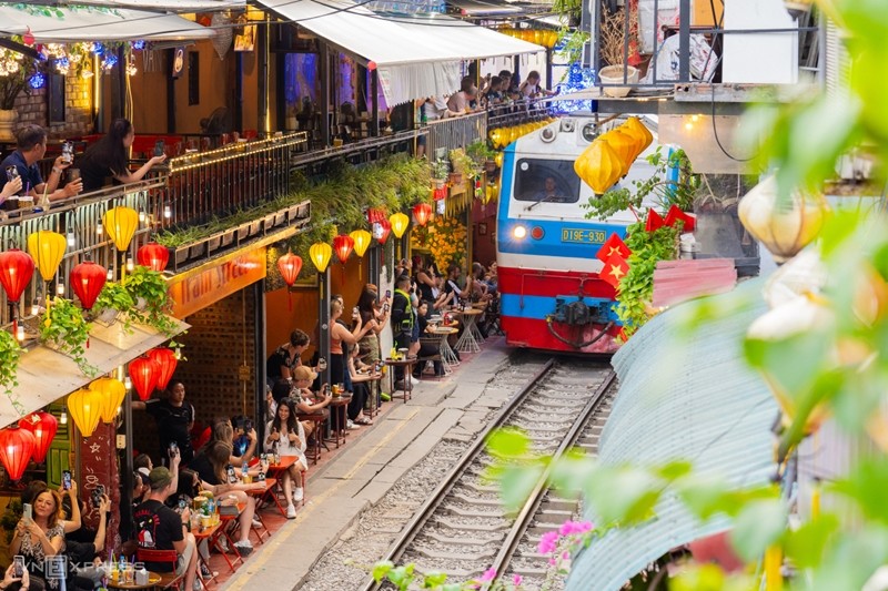 La rue du train de Hanoï, qui abrite des cafés nichés le long des voies à quelques pas des immeubles au cœur du Vieux quartier, est devenue une attraction touristique ces dernières années.