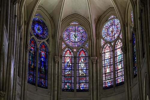 Après cinq ans de travaux, la cathédrale Notre-Dame de Paris révèle son éclat restauré. Photo : EPA.