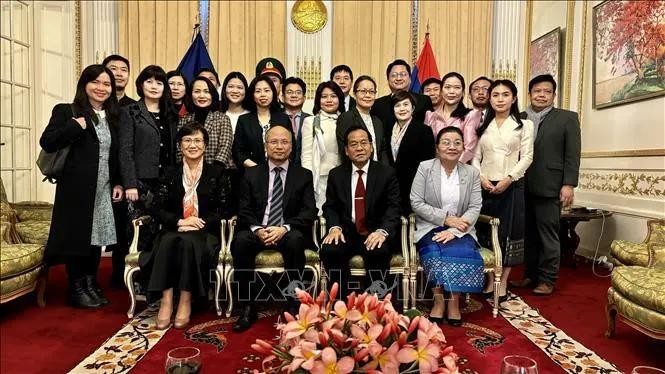 L'ambassadeur du Vietnam en France, Dinh Toan Thang (premier rang, 2e à partir de la gauche) et son homologue lao, Kham-Inh Khitchadeth (premier rang, 3e à partir de la gauche). Photo : VNA.