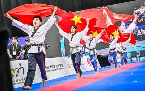 Les taekwondokas vietnamiens célèbrent leur médaille d'or. Photo: WTF