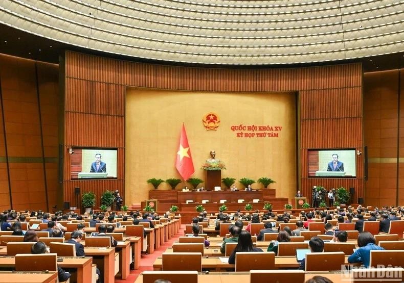 Lors d'une séance de travail dans le cadre de la 8e session de l’Assemblée nationale du Vietnam de la XVe législature. Photo : NDEL.